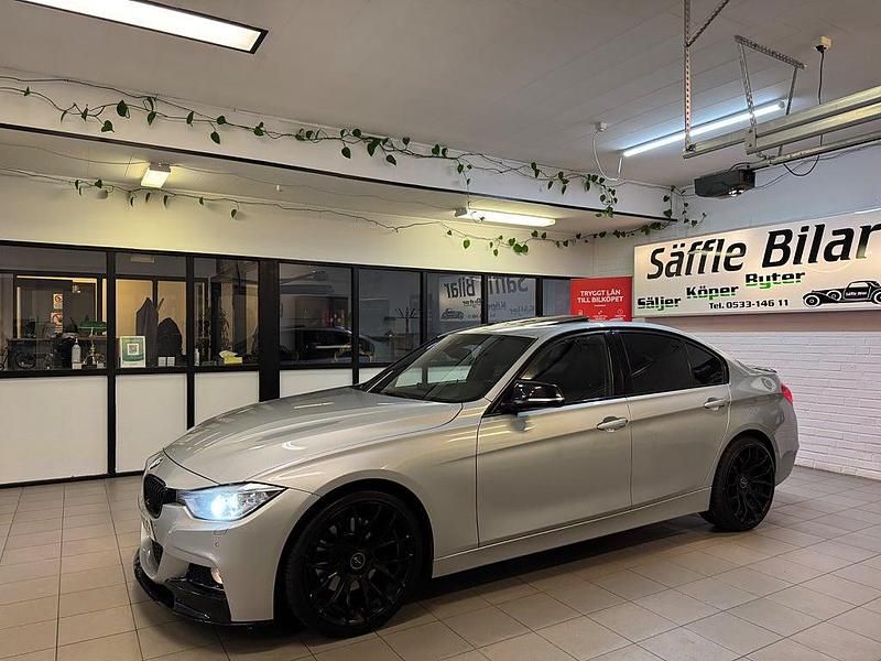 Grå Begagnad 2012 BMW 330 Comfort Edition Sedan | 139 900 kr (Bra pris) - Bild 1/4