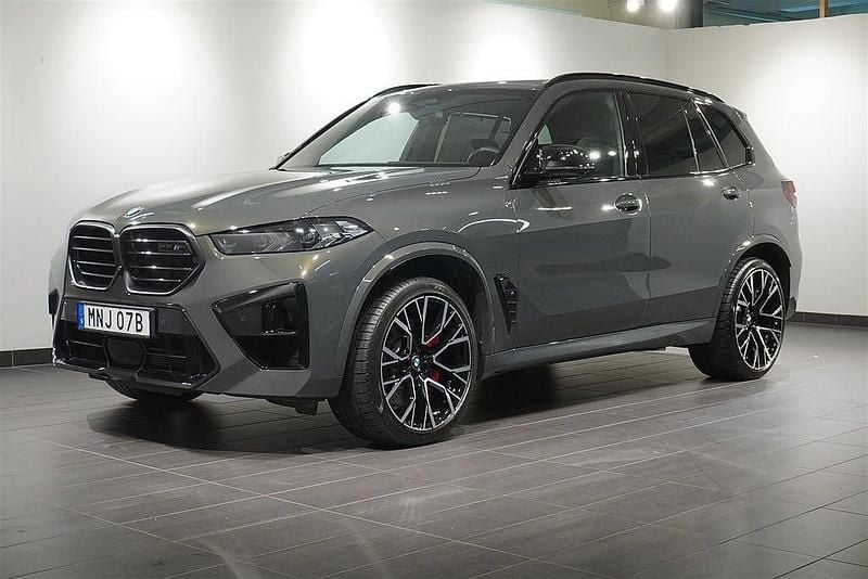 Grå Begagnad 2025 BMW X5 M Comfort Edition SUV | 1 499 500 kr - Bild 1/4