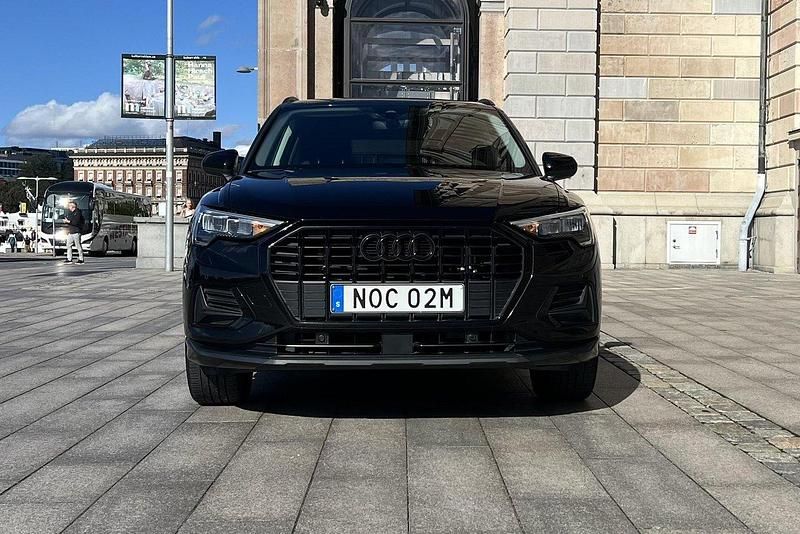 Svart Begagnad 2023 Audi Q3 Proline SUV | 314 900 kr (Marknadspris) - Bild 1/4