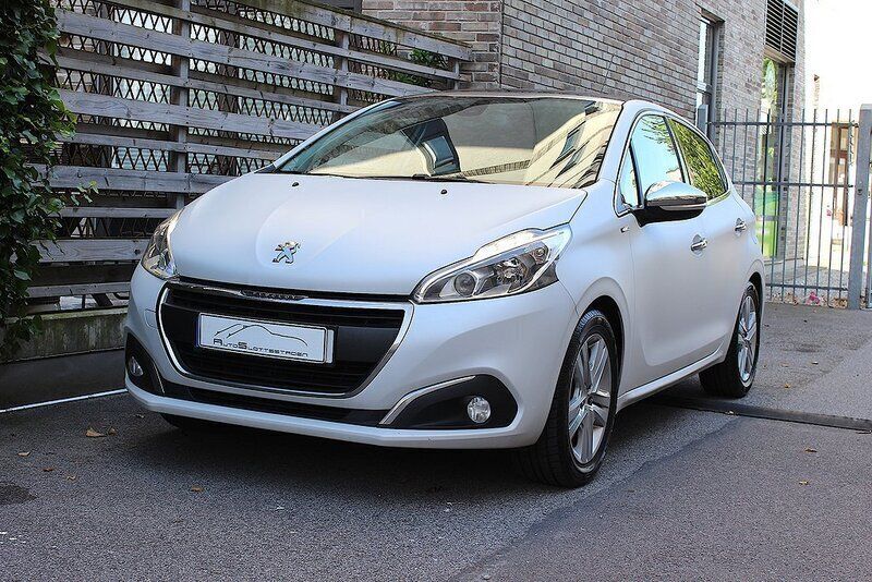 Mörkgrå (ljusgrå matt lack) Begagnad 2016 Peugeot 208 Style Halvkombi | 76 800 kr (Dyr) - Bild 1/4