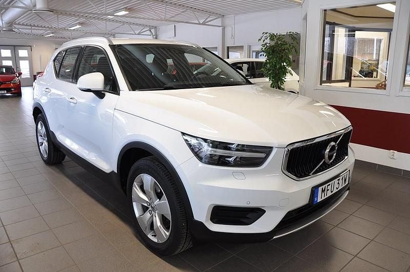 Begagnad Volvo XC40 Momentum 150 HK (110 kW) 2020 Vit SUV
