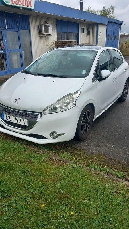 Vit Begagnad 2012 Peugeot 208 Halvkombi | 27 000 kr (Superpris) - Bild 1/4