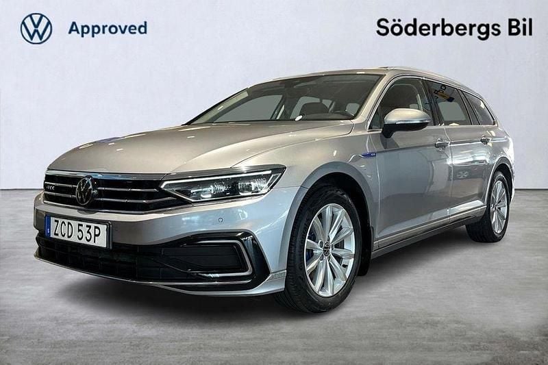 Silver Begagnad 2023 VW Passat GTE Kombi | 355 000 kr (Marknadspris) - Bild 1/4