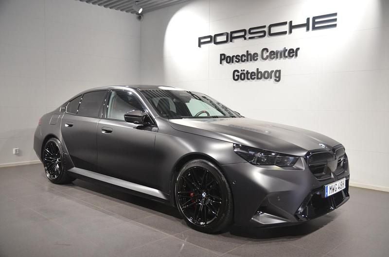 Grå (black) Begagnad 2025 BMW M5 Comfort Edition Sedan | 1 549 000 kr (Bra pris) - Bild 1/4