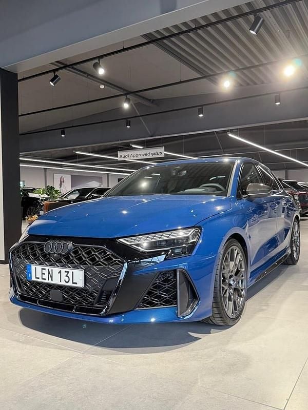 Blå Ny 2025 Audi RS3 Sportback Sport Halvkombi | 835 000 kr (Marknadspris) - Bild 1/4