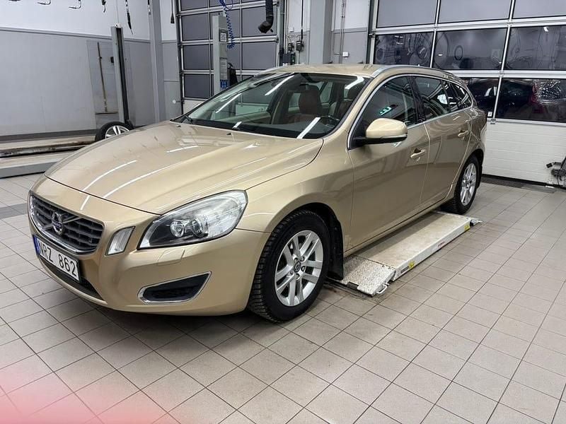 Electrum guldmet Begagnad 2011 Volvo V60 Kombi | 93 000 kr (Superpris) - Bild 1/4