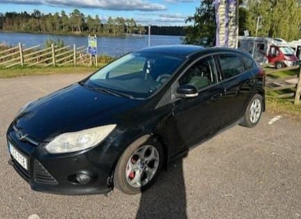 Svart Begagnad 2011 Ford Focus Halvkombi | 34 900 kr (Superpris) - Bild 1/4