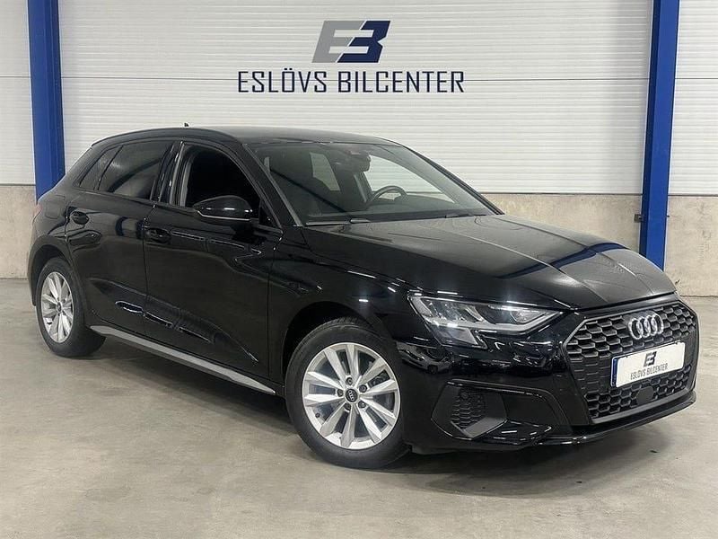 Svart Begagnad 2022 Audi A3 Proline Sedan | 229 990 kr (Marknadspris) - Bild 1/4