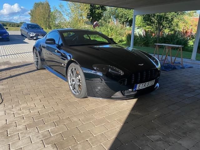 Svart Begagnad 2015 Aston Martin V8 Vantage Sportkupé | 900 000 kr - Bild 1/4