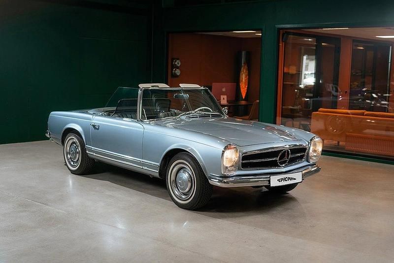 Ljusblå Begagnad 1966 Mercedes 230 Cab | 1 079 900 kr - Bild 1/4