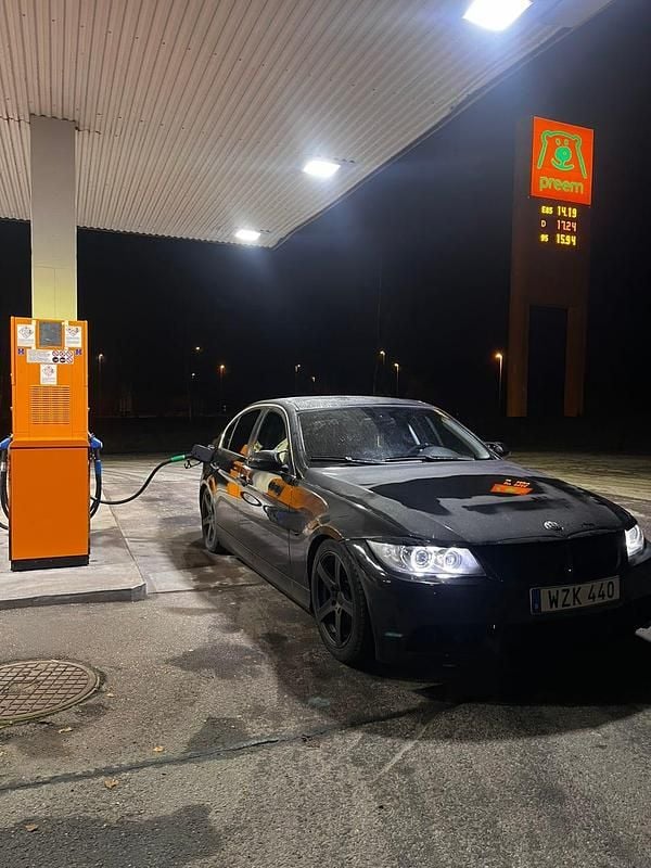 Begagnad BMW 330 258 HK (189 kW) 2006 Black sapphire metallic Sedan