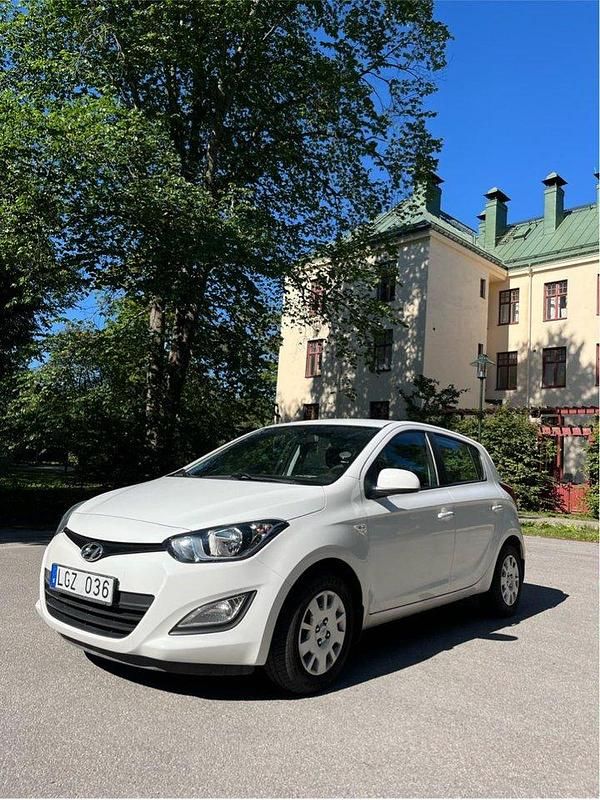 Vit Begagnad 2013 Hyundai i20 Halvkombi | 68 000 kr (Lite dyr) - Bild 1/4