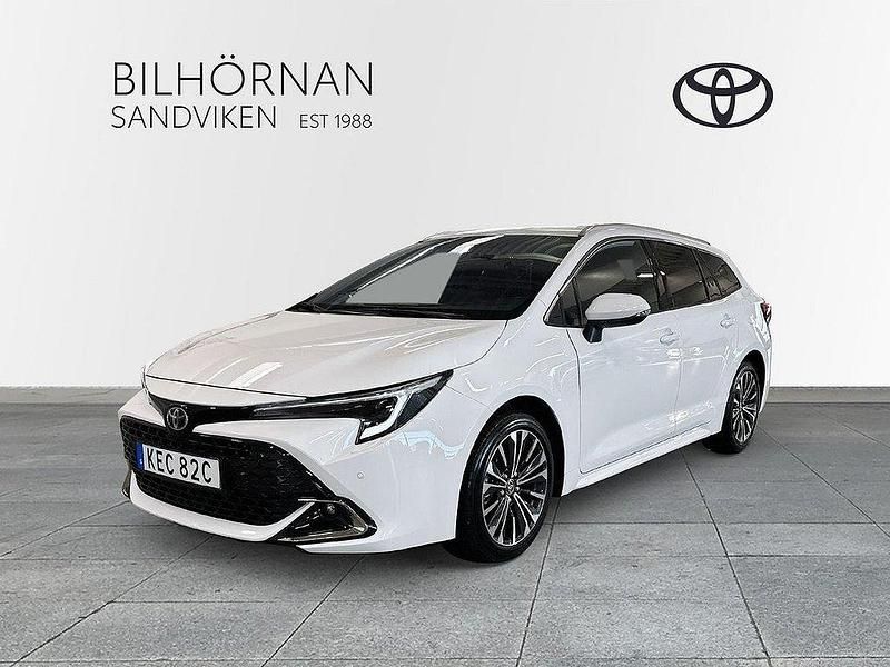 Vit Begagnad 2024 Toyota Corolla Style Kombi | 359 900 kr (Dyr) - Bild 1/4