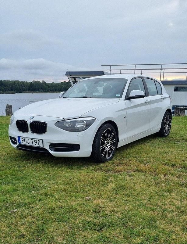 Vit Begagnad 2013 BMW 118 Sport Line Halvkombi | 79 000 kr (Marknadspris) - Bild 1/4