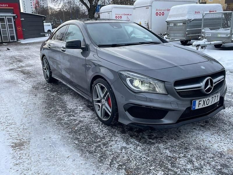 Begagnad 2015 Mercedes CLA45 AMG AMG Sportkupé | 269 000 kr (Bra pris) - Bild 1/4