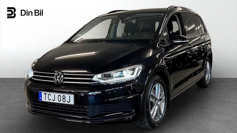 Svart (deep black pearl) Begagnad 2024 VW Touran Minibuss | 379 900 kr (Marknadspris) - Bild 1/4