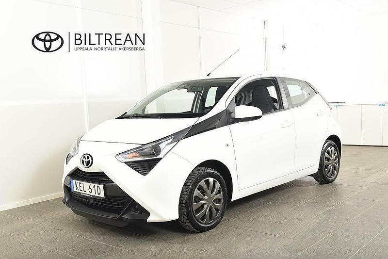Vit Begagnad 2019 Toyota Aygo X-play Halvkombi | 94 900 kr (Marknadspris) - Bild 1/4