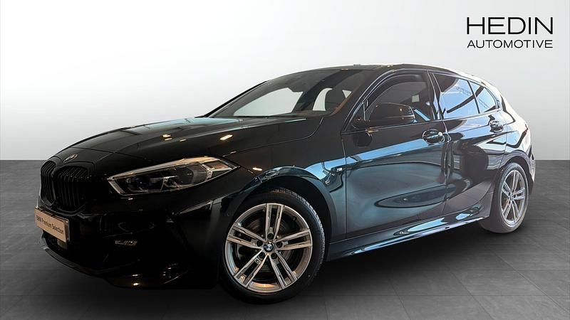 Svart (black) Begagnad 2022 BMW 118 M Sport Halvkombi | 308 700 kr (Dyr) - Bild 1/4