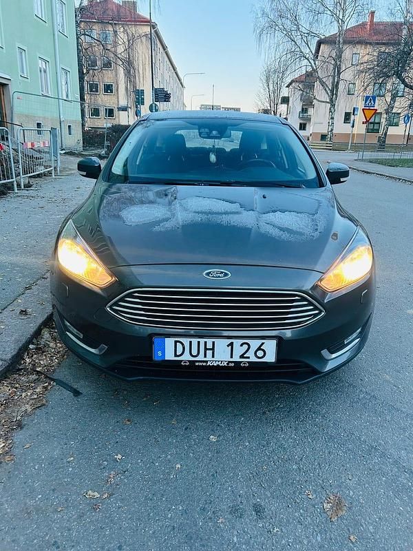 Begagnad 2015 Ford Focus Halvkombi | 89 500 kr (Lite dyr) - Bild 1/4