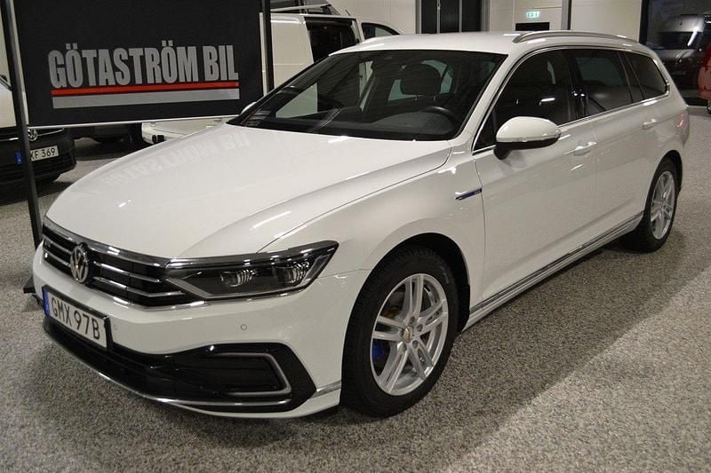Vit Begagnad 2020 VW Passat GTE Kombi | 245 000 kr (Marknadspris) - Bild 1/4