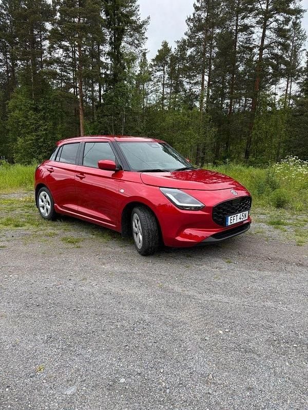 Röd Ny 2024 Suzuki Swift Halvkombi | 269 600 kr (Lite dyr) - Bild 1/4