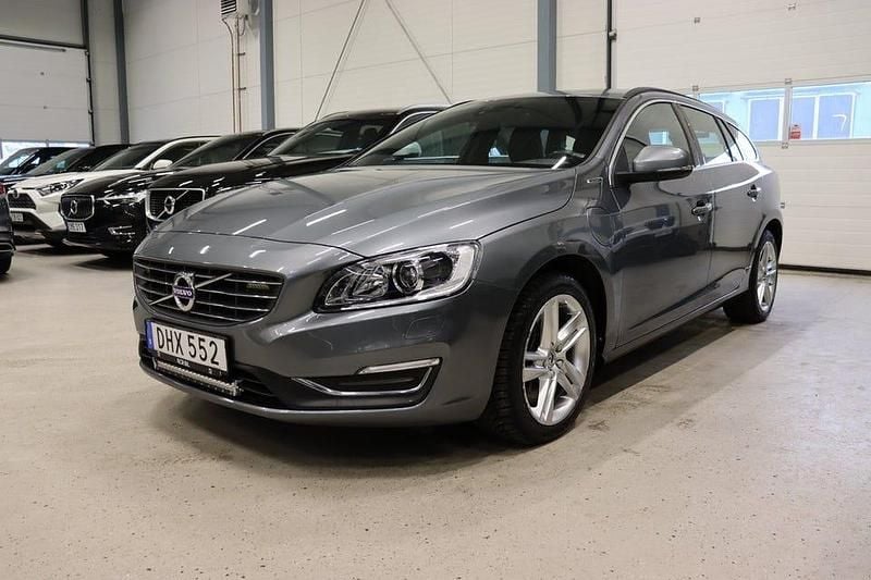 Grå Begagnad 2018 Volvo V60 Momentum Kombi | 234 900 kr (Superpris) - Bild 1/4
