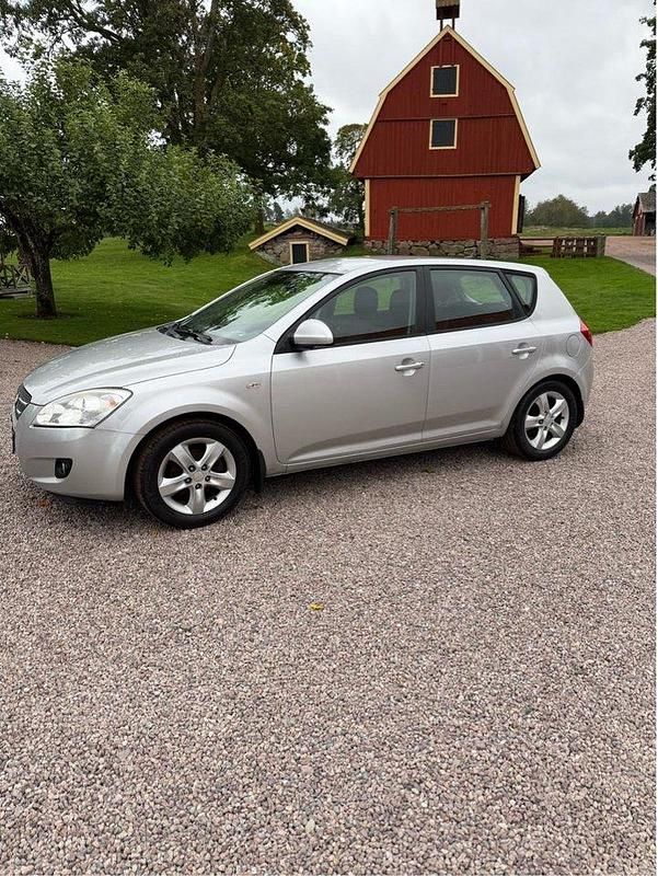 Silver Begagnad 2007 Kia Ceed 4 Halvkombi | 22 000 kr (Bra pris) - Bild 1/3
