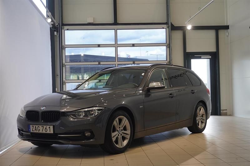 Mineralgrå Begagnad 2017 BMW 318 Sport Line Kombi | 214 800 kr (Lite dyr) - Bild 1/4