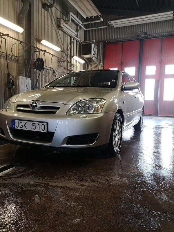 Silver Begagnad 2006 Toyota Corolla Halvkombi | 46 900 kr (Marknadspris) - Bild 1/4