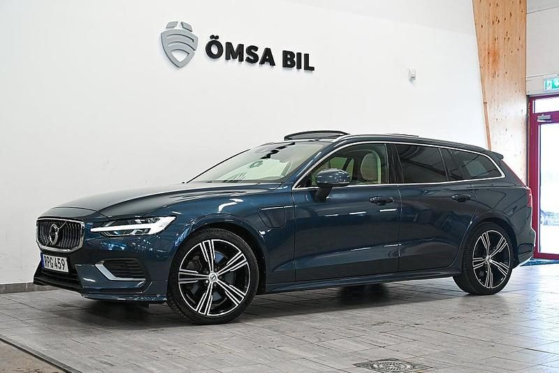 Mörkblå Begagnad 2022 Volvo V60 Inscription Kombi | 294 800 kr (Marknadspris) - Bild 1/4