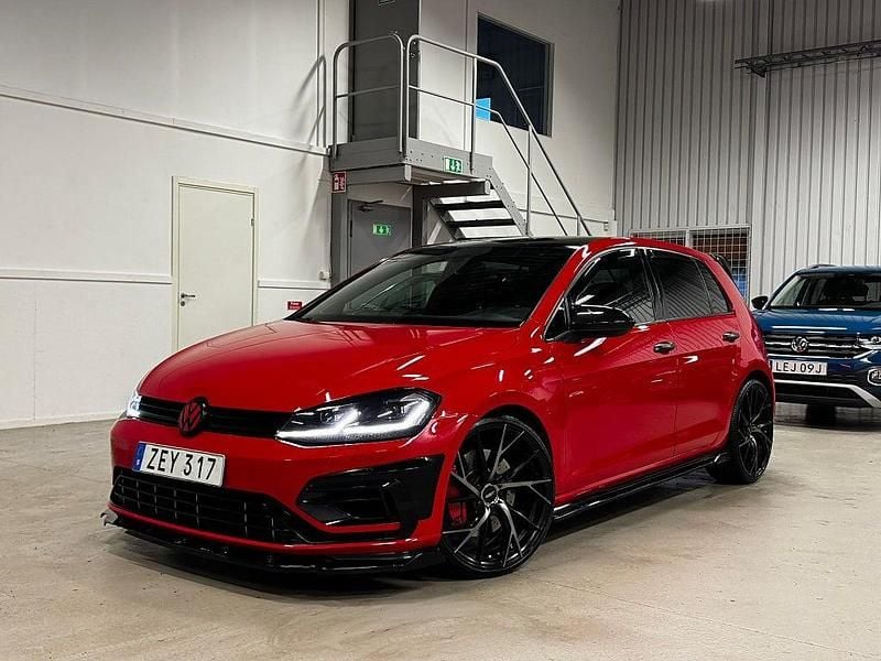 Röd Begagnad 2018 VW Golf VII R Halvkombi | 319 900 kr - Bild 1/4