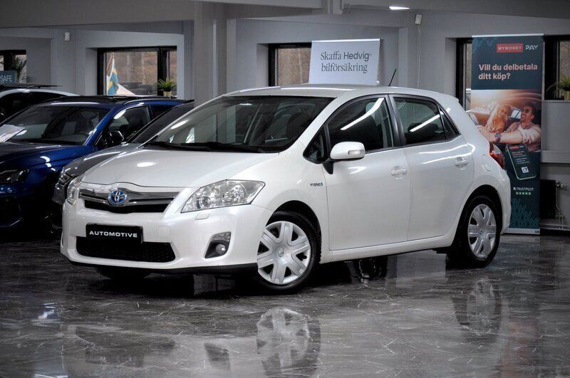 Vit Begagnad 2010 Toyota Auris Hybrid Plus Halvkombi | 99 900 kr (Marknadspris) - Bild 1/4