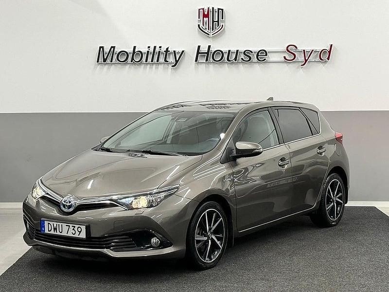Mörkgrå Begagnad 2017 Toyota Auris Hybrid Comfort Halvkombi | 169 900 kr (Marknadspris) - Bild 1/4