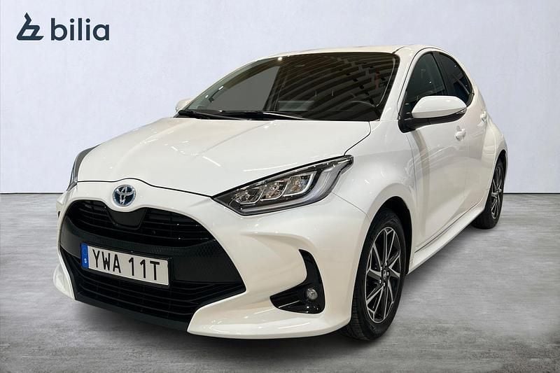 Vit Begagnad 2022 Toyota Yaris Hybrid Active Halvkombi | 229 000 kr (Lite dyr) - Bild 1/3