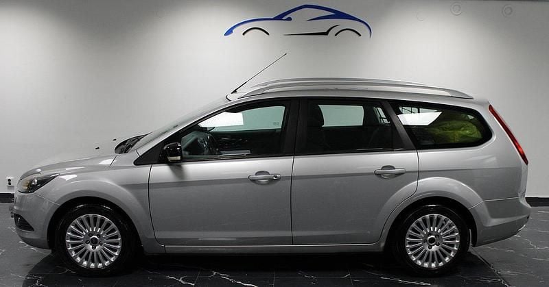 Grå Begagnad 2009 Ford Focus Titanium Kombi | 34 900 kr (Marknadspris) - Bild 1/4
