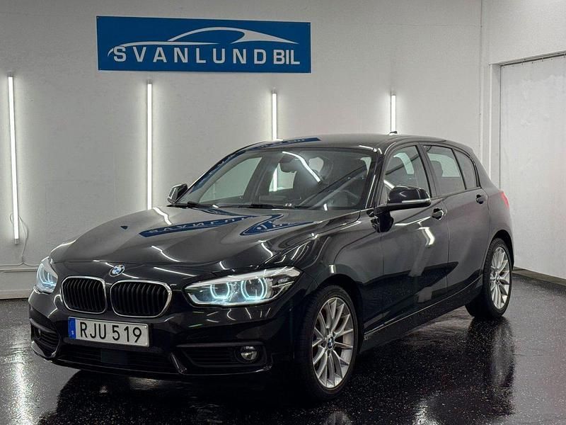 Svart Begagnad 2017 BMW 118 Advantage Halvkombi | 154 800 kr (Marknadspris) - Bild 1/4