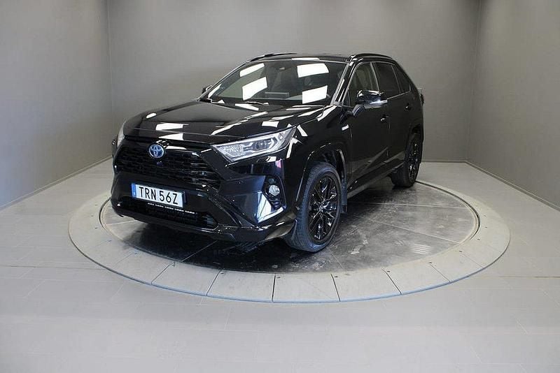 Svart Begagnad 2020 Toyota RAV4 Hybrid SUV | 309 000 kr (Bra pris) - Bild 1/4