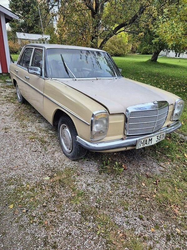 Begagnad 1974 Mercedes W115 Sedan | 22 000 kr - Bild 1/4