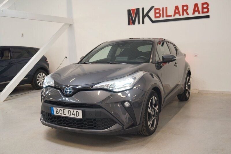 Mörkgrå (grå) Begagnad 2022 Toyota C-HR Edition SUV | 264 900 kr (Marknadspris) - Bild 1/4