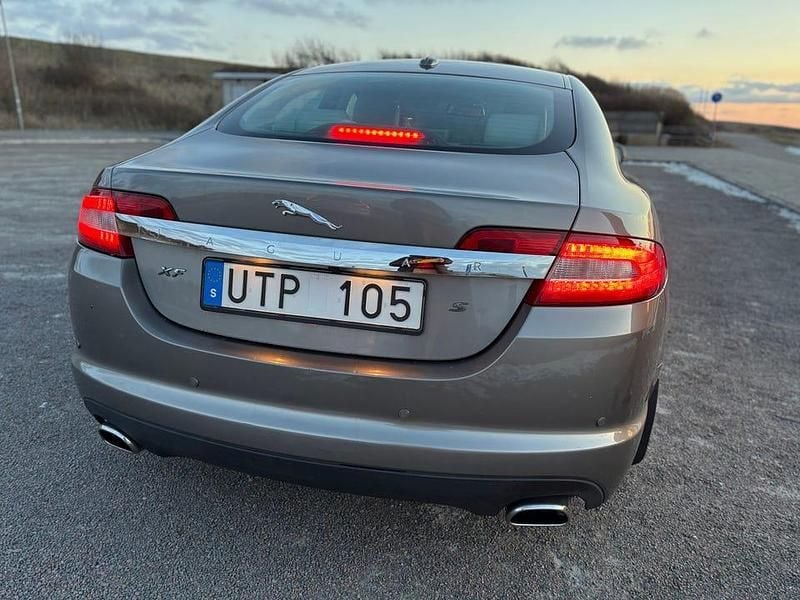 Begagnad Jaguar XF 275 HK (202 kW) 2010 Champangne Sedan