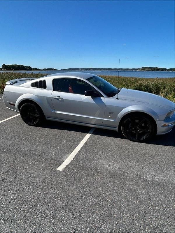 Silver Begagnad 2005 Ford Mustang GT Sportkupé | 155 000 kr (Superpris) - Bild 1/4