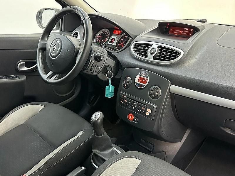Begagnad Renault Clio II 2011 Grå Halvkombi