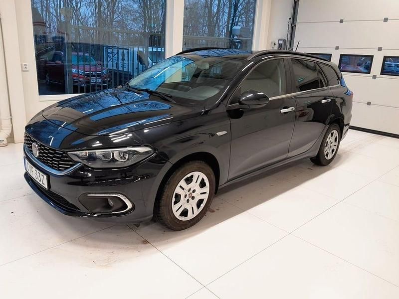 Begagnad Fiat Tipo 120 HK (88 kW) 2019 Svart Halvkombi