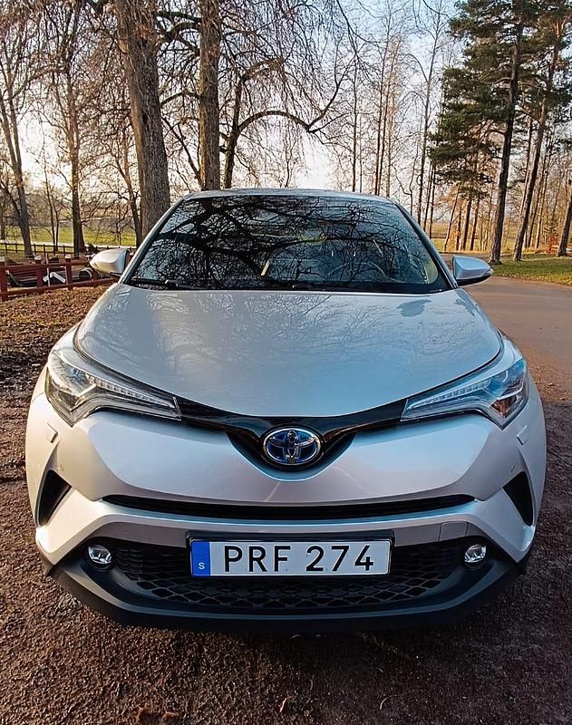 Silver Begagnad 2017 Toyota C-HR Executive SUV | 209 900 kr (Bra pris) - Bild 1/4