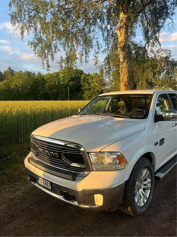Vit Begagnad 2018 RAM 1500 Pickup | 375 000 kr (Superpris) - Bild 1/4