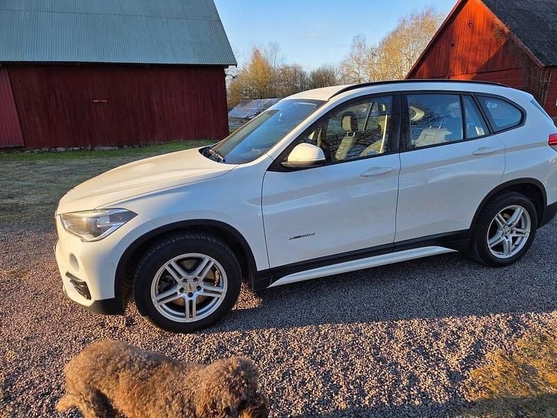 Alpine vit Begagnad 2017 BMW X1 SUV | 175 000 kr (Bra pris) - Bild 1/4