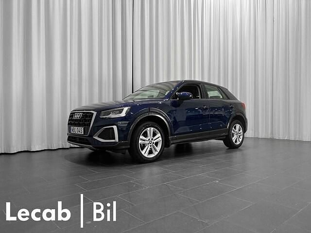 Navarrablå metallic Begagnad 2024 Audi Q2 Advanced SUV | 279 500 kr (Marknadspris) - Bild 1/4
