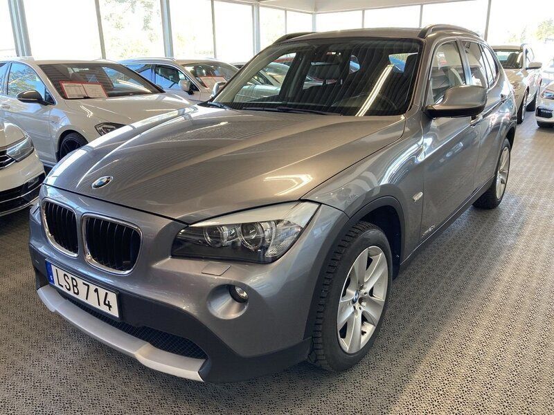 Grå Begagnad 2011 BMW X1 SUV | 84 900 kr (Marknadspris) - Bild 1/4