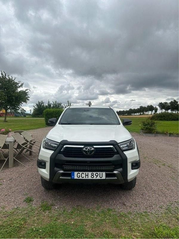 Vit Begagnad 2021 Toyota HiLux Pickup | 425 000 kr (Marknadspris) - Bild 1/4