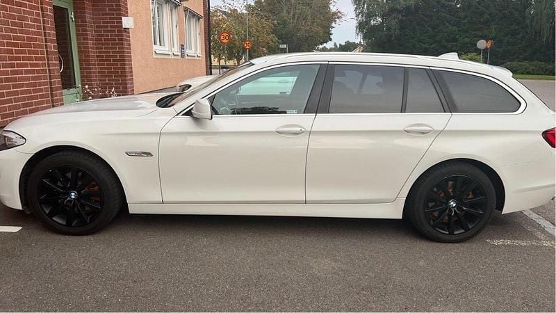 Vit Begagnad 2011 BMW 520 Kombi | 87 000 kr (Marknadspris) - Bild 1/4